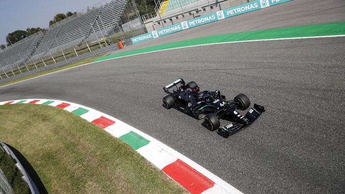 MONZA, ITALY - SEPTEMBER 04: Lewis Hamilton of Great Britain driving the (44) Mercedes AMG Petronas F1 Team Mercedes W11 on track during practice for the F1 Grand Prix of Italy at Autodromo di Monza on September 04, 2020 in Monza, Italy. (Photo by Luca Bruno/Pool via Getty Images)