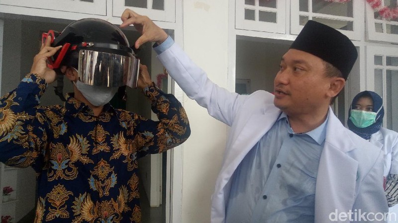 Helm Gatotkaca Pendeteksi Suhu Tubuh
