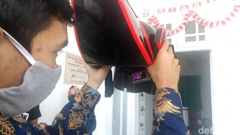Helm Gatotkaca Thermal ini bekerja dengan menggunakan sensor dan kamera thermal. Selanjutnya data dikirimkan ke micro prosesor untuk ditampilkan di layar display (Uje Hartono/detikcom)
