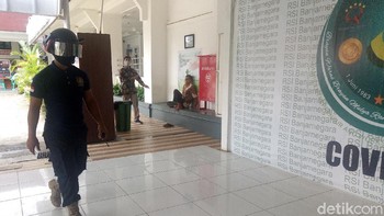 Helm ini bisa mendeteksi jarak jauh. Sekitar 7 meter sampai 10 meter sudah bisa mendeteksi suhu tubuh seseorang (Uje Hartono/detikcom)