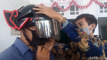 Helm pendeteksi suhu tubuh diciptakan di Rumah Sakit Islam (RSI) Banjarnegara. Dengan helm ini, suhu tubuh sudah bisa terdeteksi dari jauh. (Uje Hartono/detikcom)