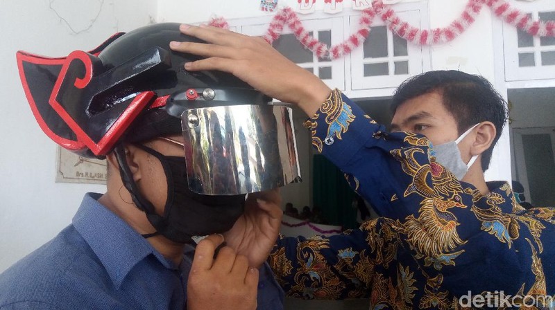 Helm Gatotkaca Pendeteksi Suhu Tubuh