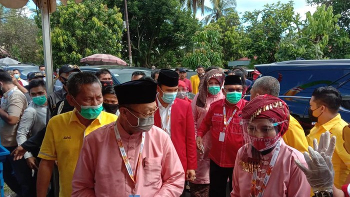 Ibu tiri Zumi Zola, Ratu Munawaroh, mendaftar ke KPU Jambi (Ferdi-detikcom)