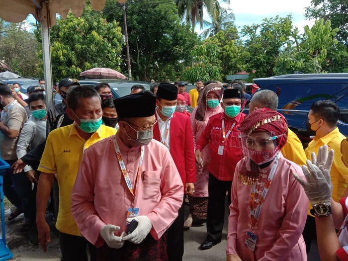 Ibu tiri Zumi Zola, Ratu Munawaroh, mendaftar ke KPU Jambi (Ferdi-detikcom)