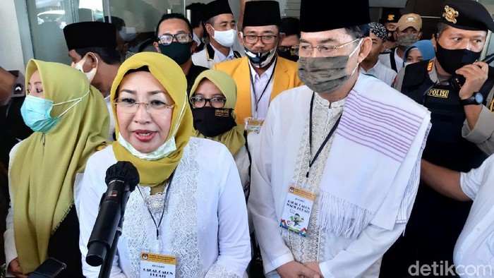 Istri Bupati Semarang, Bintang Narsasi Mundjirin resmi daftar Pilbup 2020