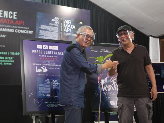 Iwan Fals meluncurkan novel Air Mata Api