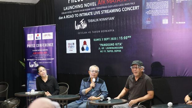 Iwan Fals meluncurkan novel Air Mata Api