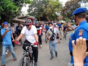 Gowes 15 Km, Jeje-Endin Daftar ke KPU Pangandaran