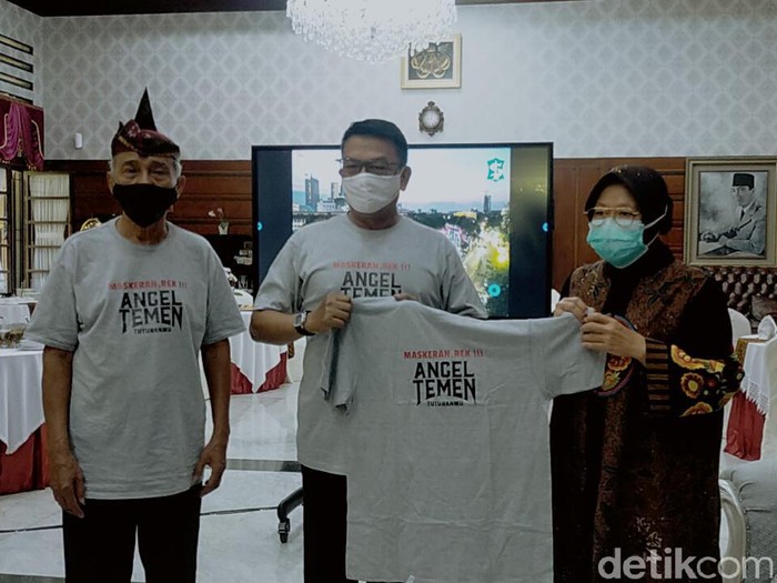 Kepala Staf Kepresidenan Moeldoko bersama Cak Kartolo bertemu dengan Wali Kota Surabaya Tri Rismaharini. Kedatangan Moeldoko untuk mengkampayekan protokol kesehatan dengan pendekatan berbeda di Jawa Timur.