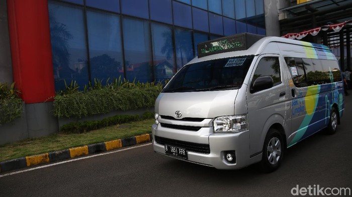 Ketika HiAce Dijadikan Angkot Petugas mengoperasikan kendaraan Jak Lingko Mikrotrans saat peluncuran layanan The All New Purwarupa Mikrotrans atau bentuk baru dari Mikrotrans. di Kantor Pusat Trans Jakarta, Jumat (4/9/2020).