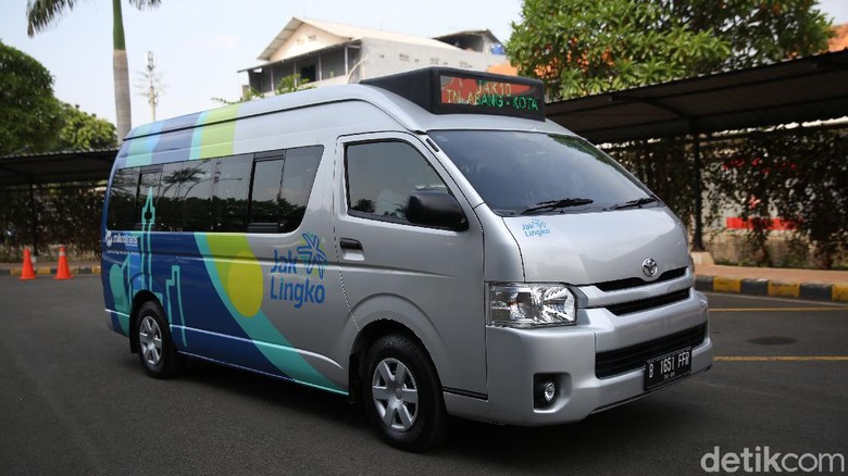 Ketika HiAce Dijadikan Angkot Petugas mengoperasikan kendaraan Jak Lingko Mikrotrans saat peluncuran layanan The All New Purwarupa Mikrotrans atau bentuk baru dari Mikrotrans. di Kantor Pusat Trans Jakarta, Jumat (4/9/2020).