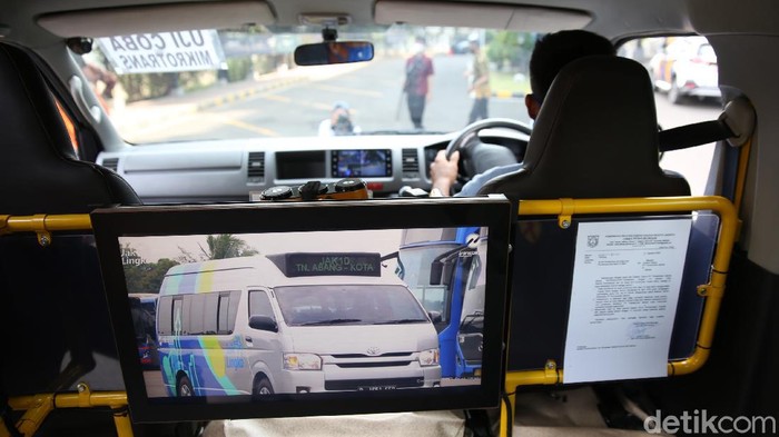 Petugas mengoperasikan kendaraan Jak Lingko Mikrotrans saat peluncuran layanan The All New Purwarupa Mikrotrans atau bentuk baru dari Mikrotrans. di Kantor Pusat Trans Jakarta, Jumat (4/9/2020).
