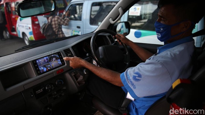 Petugas mengoperasikan kendaraan Jak Lingko Mikrotrans saat peluncuran layanan The All New Purwarupa Mikrotrans atau bentuk baru dari Mikrotrans. di Kantor Pusat Trans Jakarta, Jumat (4/9/2020).