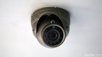 Empat buah kamera CCTV juga dipasang sebagai alat bantu keamanan.  
