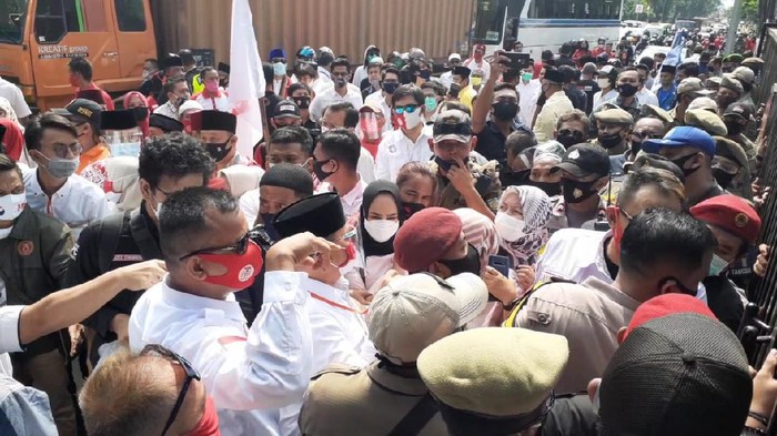 Kerumunan pendukung Muhamad-Saraswati di depan kantor KPU Tangsel, sebelum dibubarkan, Jumat (4/9/2020).