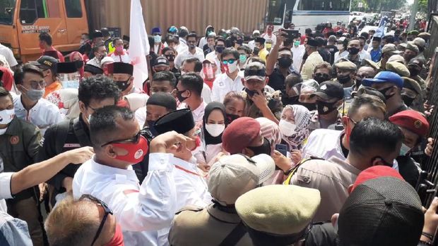 Kerumunan pendukung Muhamad-Saraswati di depan kantor KPU Tangsel, sebelum dibubarkan, Jumat (4/9/2020).