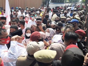 DPR Akan Panggil KPU Cs Terkait Kerumunan di Pendaftaran Pilkada!