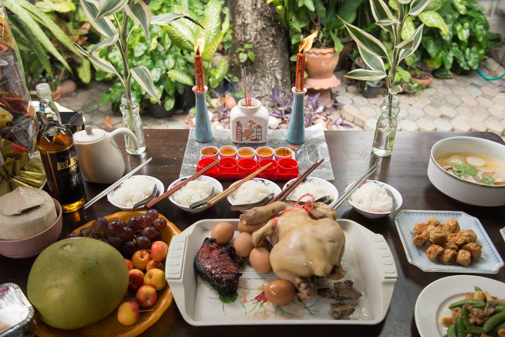 Kumpulkan Makanan Sisa Sesajen dari Festival Hungry Ghost