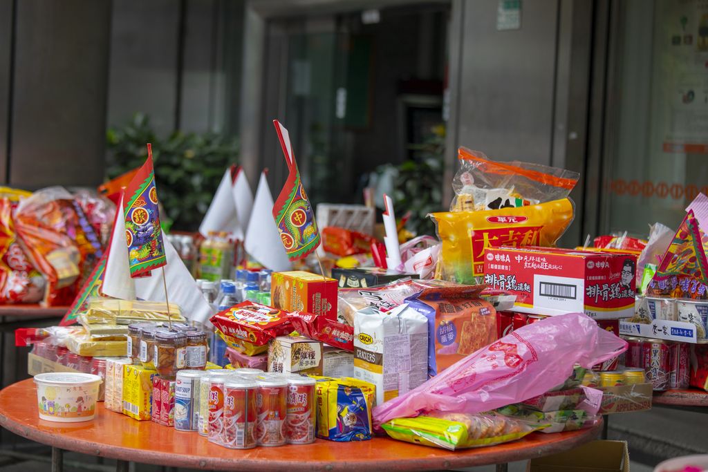 Kumpulkan Makanan Sisa Sesajen dari Festival Hungry Ghost