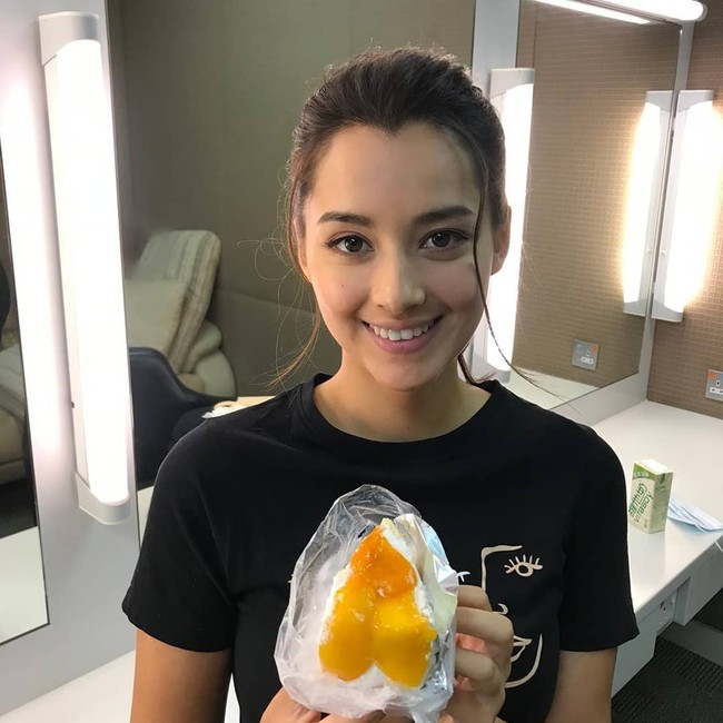 Aku masih sangat terkejut. Hong Kong selalu punya tempat spesial di hatiku dan aku tidak sabar untuk mengambil kesempatan ini untuk terus menyebarkan cinta dan kesenangan. Dan terakhir, untuk ayahku, kita berhasil, tulisnya. Foto: Instagram @lisamarie_tse