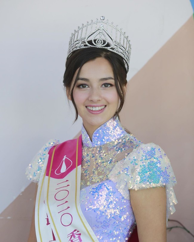Meski pandemi Corona masih jadi kekhawatiran, pemilihan Miss Hong Kong 2020 tetap dilangsungkan. Pemenangnya adalah Lisa Marie Tse yang sebelumnya berprofesi sebagai perawat medis. Kemenangan Lisa Marie cukup mengejutkan karena wanita cantik itu kurang fasih berbahasa Kanton. Foto: Instagram @hk01entertainment