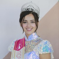 Meski pandemi Corona masih jadi kekhawatiran, pemilihan Miss Hong Kong 2020 tetap dilangsungkan. Pemenangnya adalah Lisa Marie Tse yang sebelumnya berprofesi sebagai perawat medis. Kemenangan Lisa Marie cukup mengejutkan karena wanita cantik itu kurang fasih berbahasa Kanton. Foto: Instagram @hk01entertainment