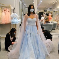 Beberapa minggu terakhir sangat sibuk tapi itu adalah minggu-minggu terbaik dalam hidupku. Aku sudah belajar banyak, tumbuh sebagai manusia dan aku benar-benar tidak bisa melakukannya tanpa kalian. Foto: Instagram @lisamarie_tse