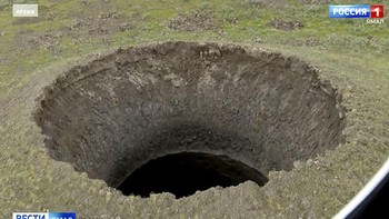 Melelehnya permafrost bersamaan dengan mengembangnya gas methana membuat gundukan tanah berlapis es itu kolaps dan terbentuklah sinkhole tersebut. Adapun teori liar menyebutnya sebagai akibat dari tabrakan meteor, uji coba senjata atau ulah alien. Foto: Siberian Times