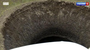 Ini adalah lubang ke-17 yang ditemukan di kawasan tersebut dan diduga kuat ukurannya merupakan yang paling besar. Menurut ilmuwan, kemunculannya mungkin disebabkan permafrost atau lapisan tanah beku yang meleleh. Foto: Siberian Times