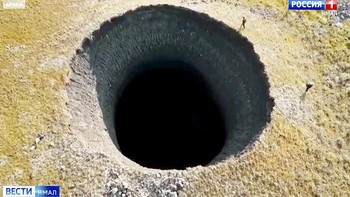 Sejak tahun 2013, lebih dari puluhan muncul berbagai lubang raksasa ditemukan di Semenanjung Yamal, Siberia, Rusia. Para ilmuwan pun bekerja keras mencari tahun apa penyebabnya.Ada yang berpendapat bahwa kemunculannya mungkin disebabkan permafrost atau lapisan tanah beku yang meleleh. Melelehnya permafrost bersamaan dengan mengembangnya gas methana membuat gundukan tanah berlapis es itu kolaps dan terbentuklah sinkhole tersebut. Namun sampai saat ini para ilmuwan masih belum dapat memastikan apa penyebab sebenarnya. (Foto: Siberian Times)