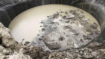 Terlebih kemudian, lubang raksasa tersebut berubah pula menjadi danau yang semakin mempersulit risetnya. Foto: Siberian Times