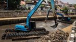 Lumpur Kali Ciliwung Dikeruk Jelang Musim Hujan