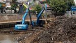 Lumpur Kali Ciliwung Dikeruk Jelang Musim Hujan