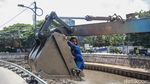 Lumpur Kali Ciliwung Dikeruk Jelang Musim Hujan