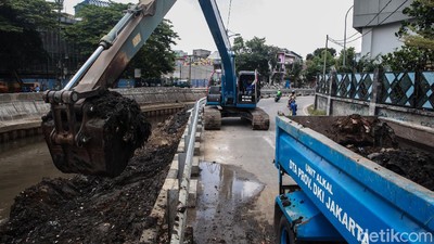 Lumpur Kali Ciliwung Dikeruk Jelang Musim Hujan