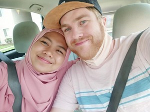 Kisah Bule Amerika Menikahi Wanita Cilacap, Jadi Mualaf karena Baca Al Quran