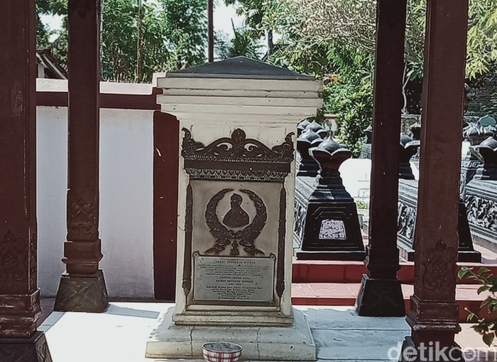 Makam CF Winter dan istrinya di kompleks makam Ronggowarsito