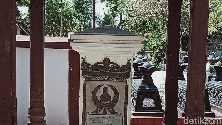 Makam CF Winter dan istrinya di kompleks makam Ronggowarsito Makam CF Winter dan istrinya di kompleks makam Ronggowarsito