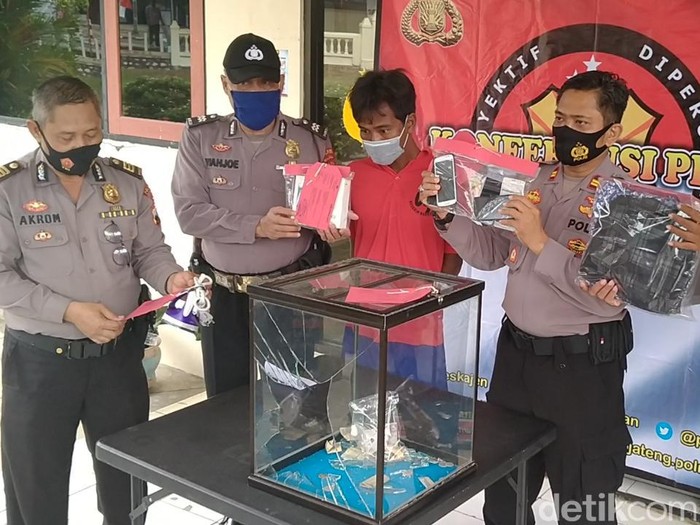 Maling terekam CCTV gasak kotak amal dan HP para santri ponpes di Kabupaten Pekalongan, Jumat (4/9/2020).