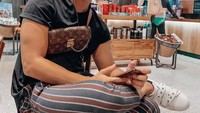 Sudah menginjak usia 35 tahun, Sonny tetap tampil awet muda dengan penampilannya yang modis mirip seperti anak muda. Foto: Instagram @sonnyseptian