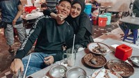 Tak gengsi makan di warung tenda kaki lima, ini keseruan Fairuz dan Sonny saat makan pecel lele di pinggir jalan. Foto: Instagram @sonnyseptian