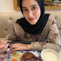 Fairuz A. Rafiq juga diketahui memiliki darah campuran dalam dirinya. Istri Sonny Septian itu memiliki keturunan Arab, Pakistan, dan India. Nggak heran wajah cantik dan hidung mancungnya sering curi perhatian. Foto: Instagram @sonnyseptian