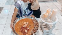 Tak hanya di restoran, kulineran bareng di rumah jadi salah satu agenda terfavorit Sonny dan Fairuz. Kali ini mereka memilih menu kepiting dan seafood platter lainnya. Foto: Instagram @sonnyseptian