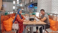 Masih seperti sepasang kekasih, Sonny dan Fairuz sering makan malam berdua sambil berbincang santai. Foto: Instagram @sonnyseptian