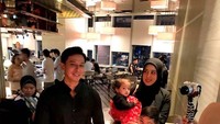 Rayakan ulang tahun, Sonny begitu bahagia mendapatkan kejutan manis berupa fruit cake berukuran besar dari istri dan anak-anaknya. Foto: Instagram @sonnyseptian