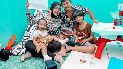 Manisnya Sonny Septian dan Fairuz Saat Kulineran Bersama Keluarga