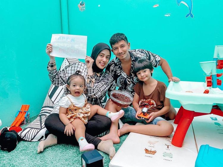 Manisnya Sonny Septian dan Fairuz Saat Kulineran Bersama Keluarga