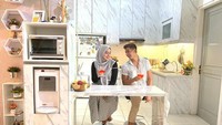  Sonny dan Fairuz dikenal sebagai keluarga yang harmonis. Lewat Instagram keduanya, mereka saling mengabadikan momen manis dan romantis saat mereka tengah kulineran bareng keluarga. Foto: Instagram @sonnyseptian