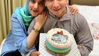  Dikenal sebagai sepasang suami istri yang romantis dan kompak, beberapa waktu lalu Sonny baru saja mengumumkan kabar bahwa sang istri mengalami keguguran. Lewat video di Instagram, Sonny menyampaikan kabar sedih itu. Foto: Instagram @sonnyseptian