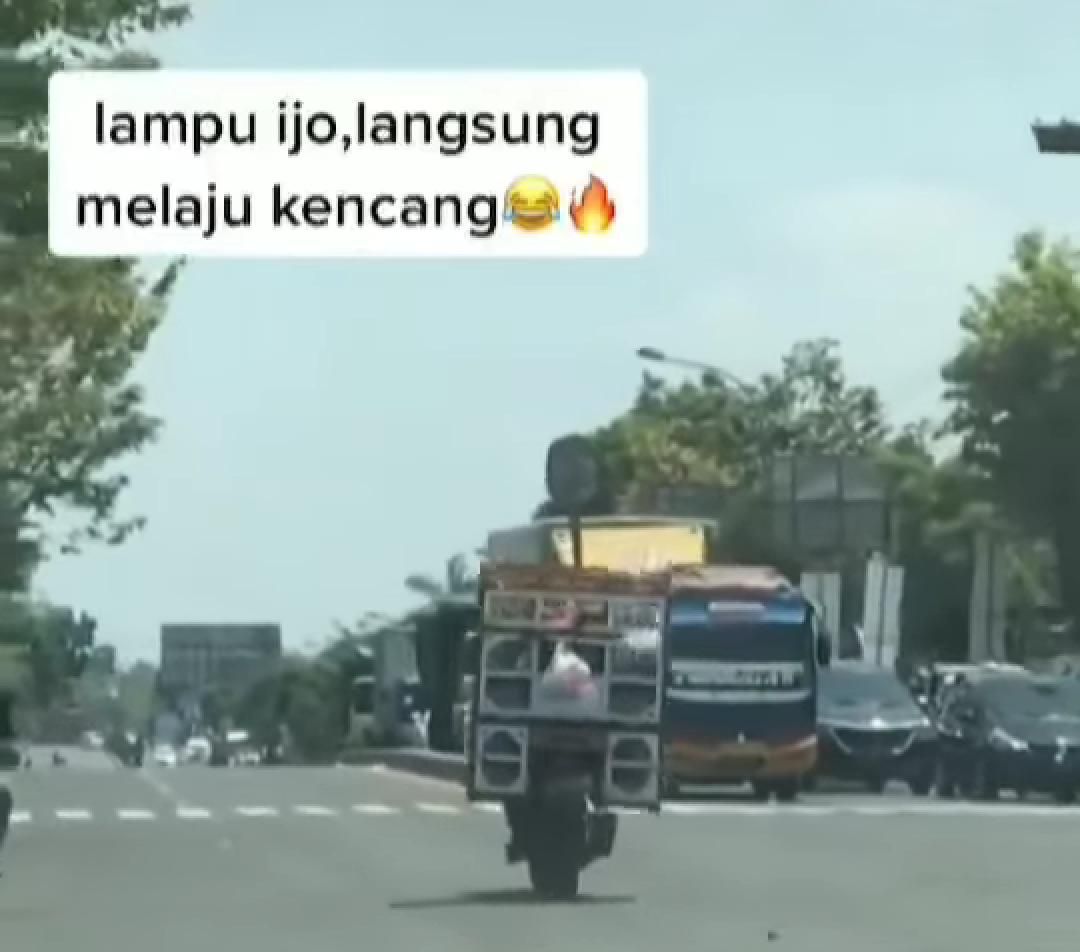 Mantap! Emak-emak Jualan Sayur Ngebut Naik Motor Sport